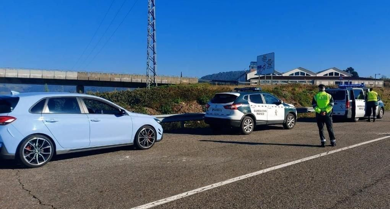 El coche detenido junto a dos patrullas de la Guardia Civil en Ribadavia.