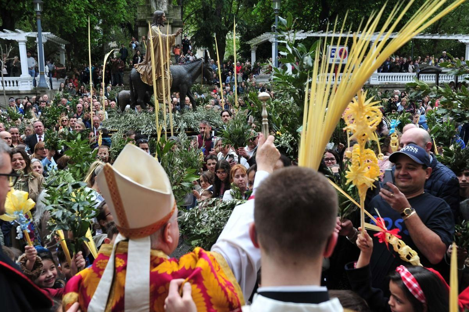Leonardo Lemos, obispo de Ourense, bendice los ramos y palmas en el Parque San Lázaro.