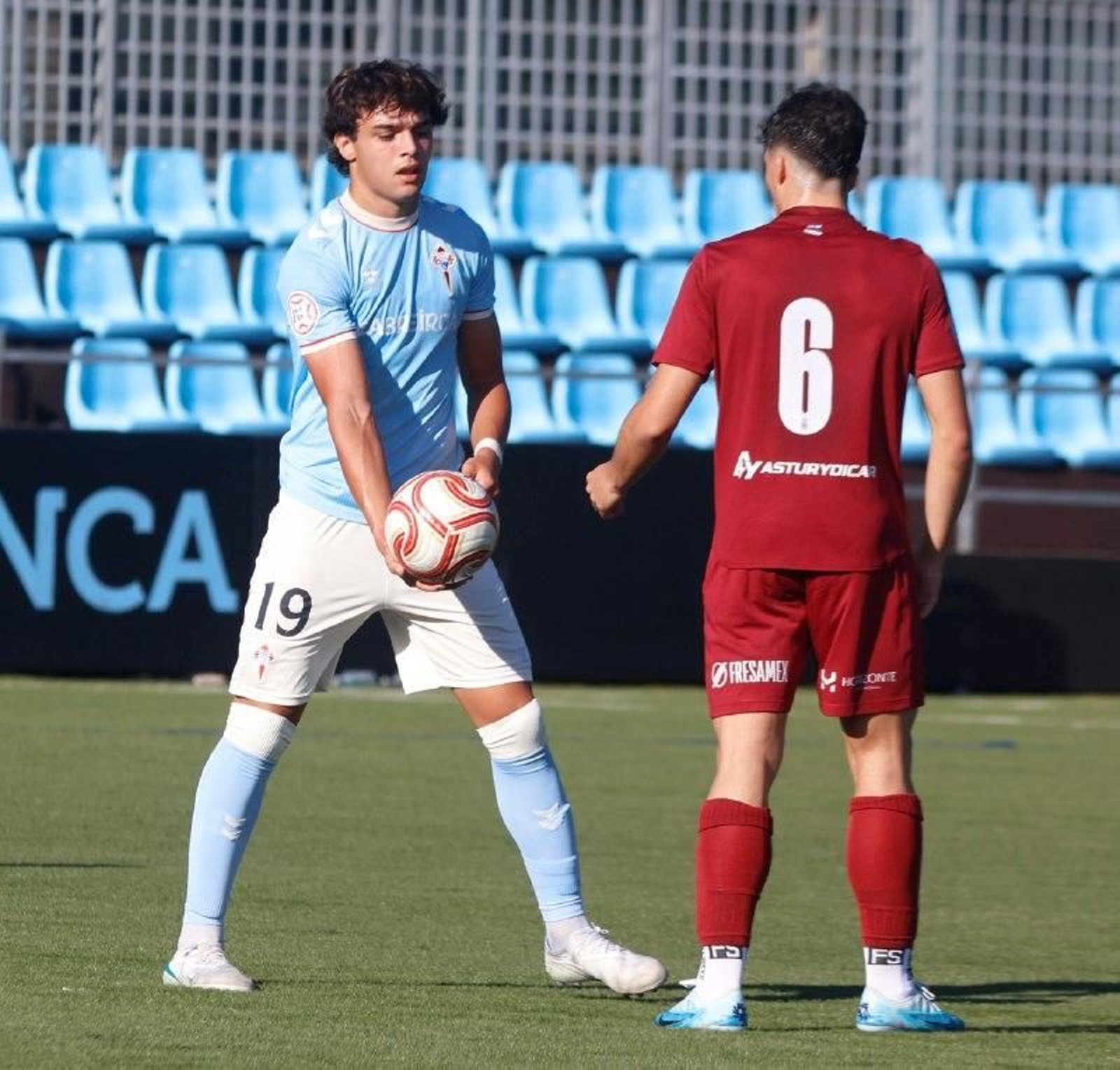 El celeste Pablo Aparicio devuelve el balón a un rival.