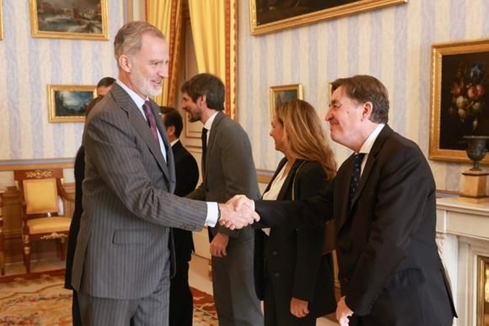 Luis García Montero en primer término saluda al Rey Felipe VI