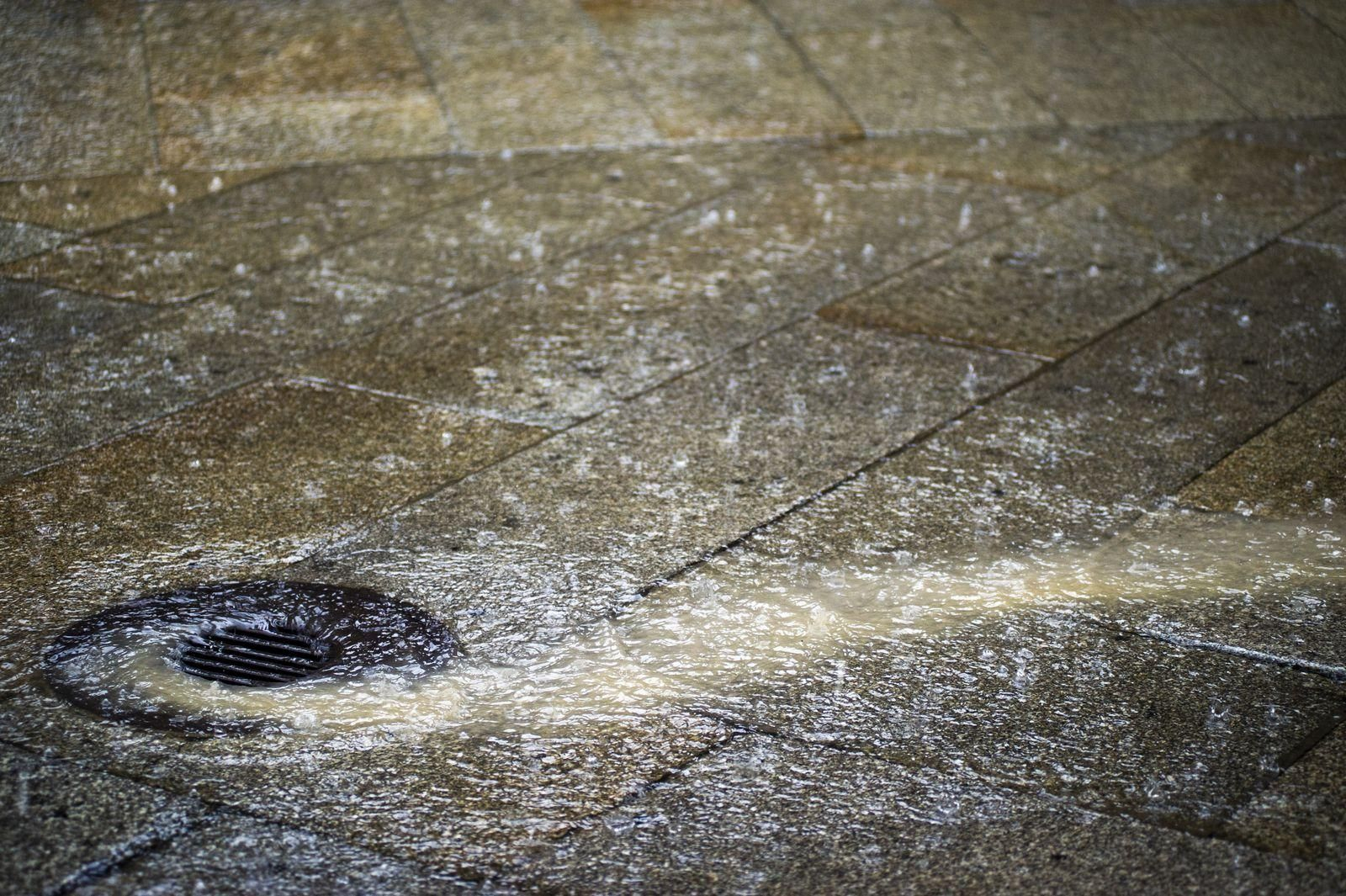 La tormenta empapa una acera de Ourense, en agosto. (Foto: Martiño Pinal)