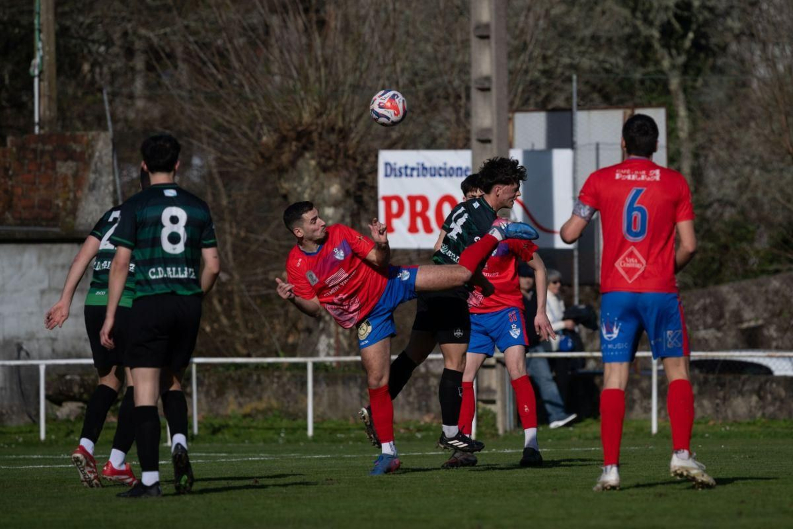 Churry impacta con su bota en Eiró, del Allariz, que fue sustituido.