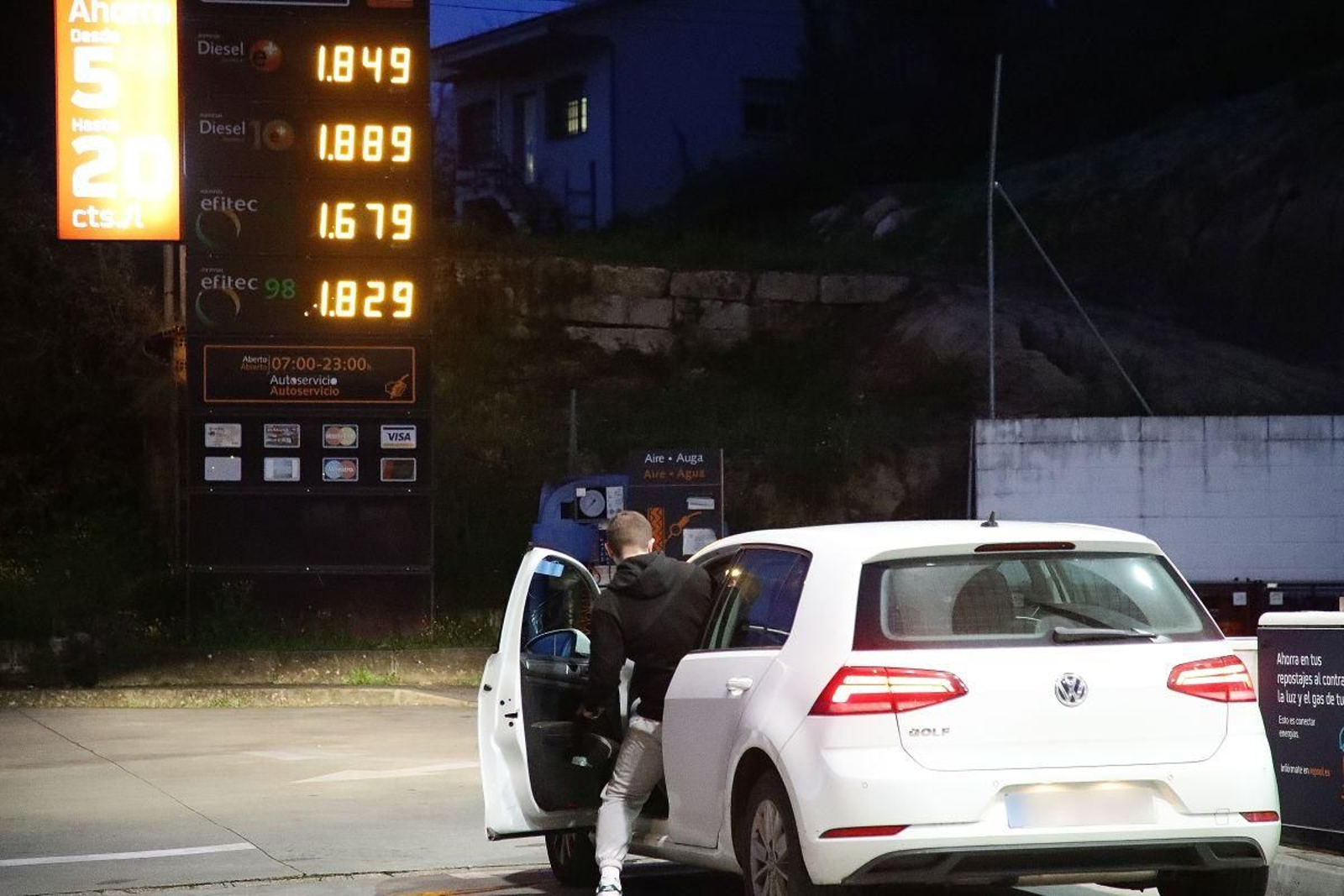 Los carteles de algunas gasolineras ya muestran el diésel por encima de 1,80 euros el litro.