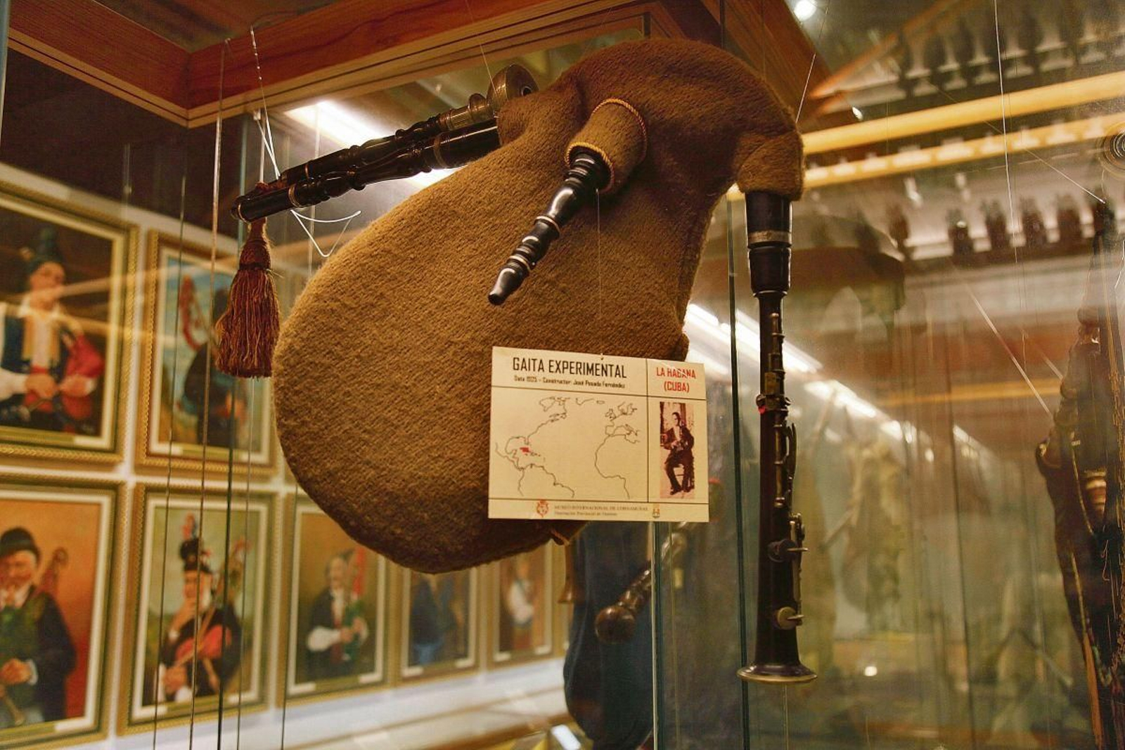 José Posada, natural de A Rasela (Verín) y emigrado a Cuba en 1900, fue el constructor de esta gaita.