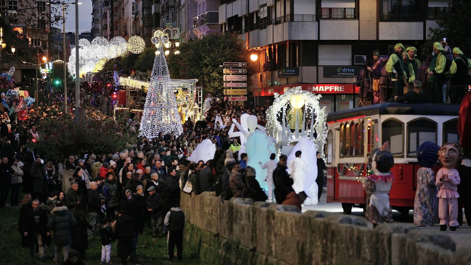 El desfile a su paso por el Puente Romano.