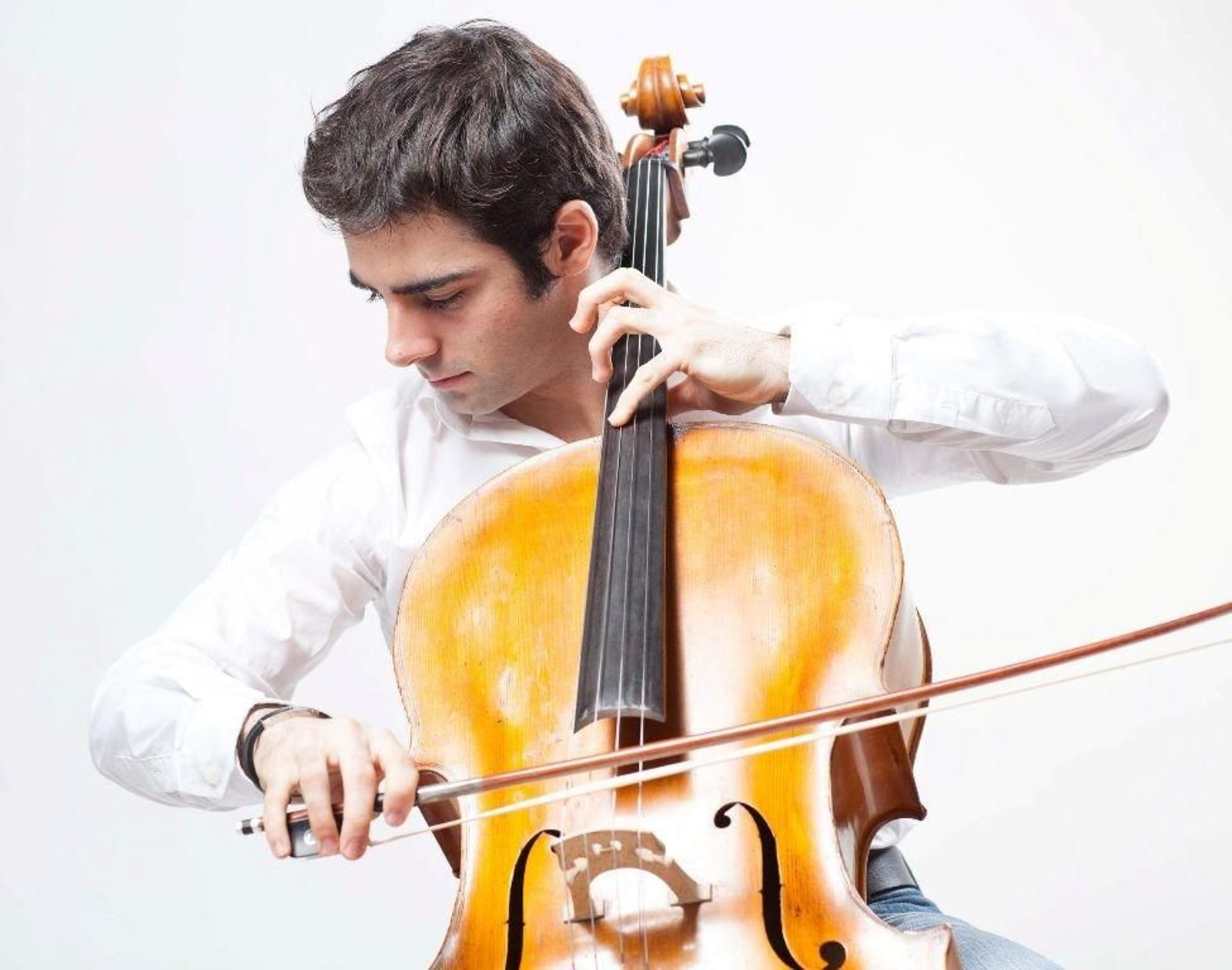 Pablo Ferrández, con su violonchelo del siglo XVII.