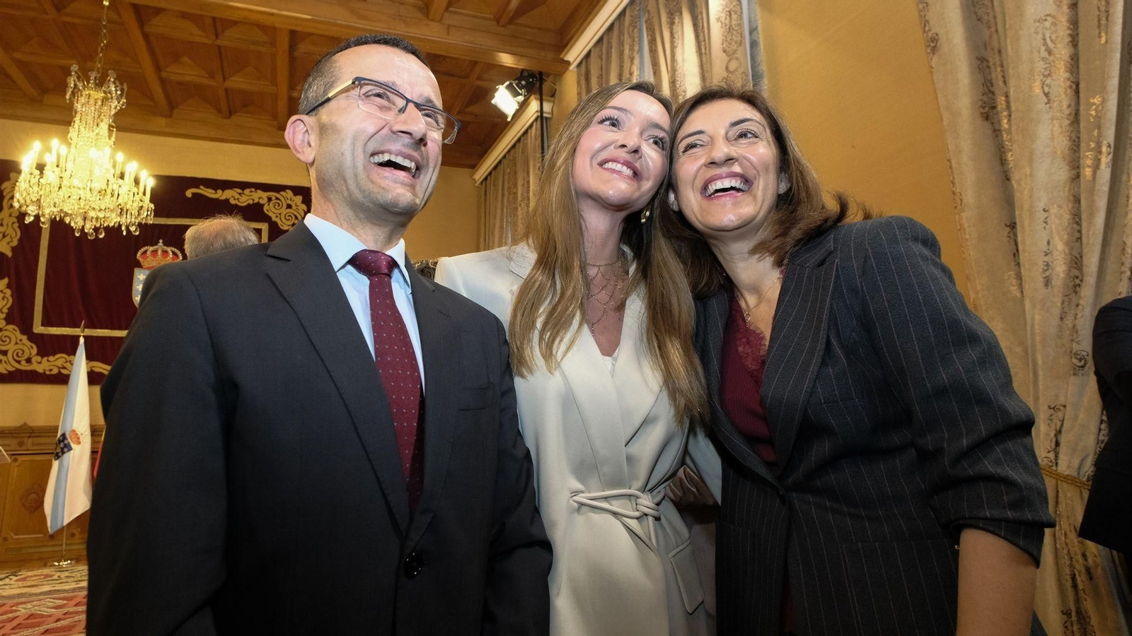 Los nuevos conselleiros, con Fabiola García, la conselleira saliente, en la toma de posesión.