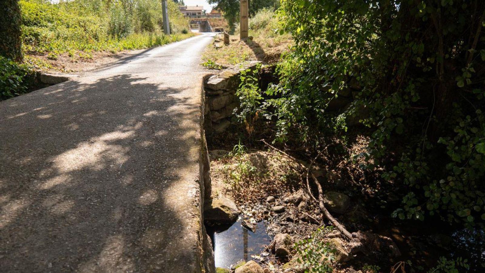 Una cantidad escasa de agua del río Barbaña a su paso por Ponte Noalla (San Cibrao das Viñas)