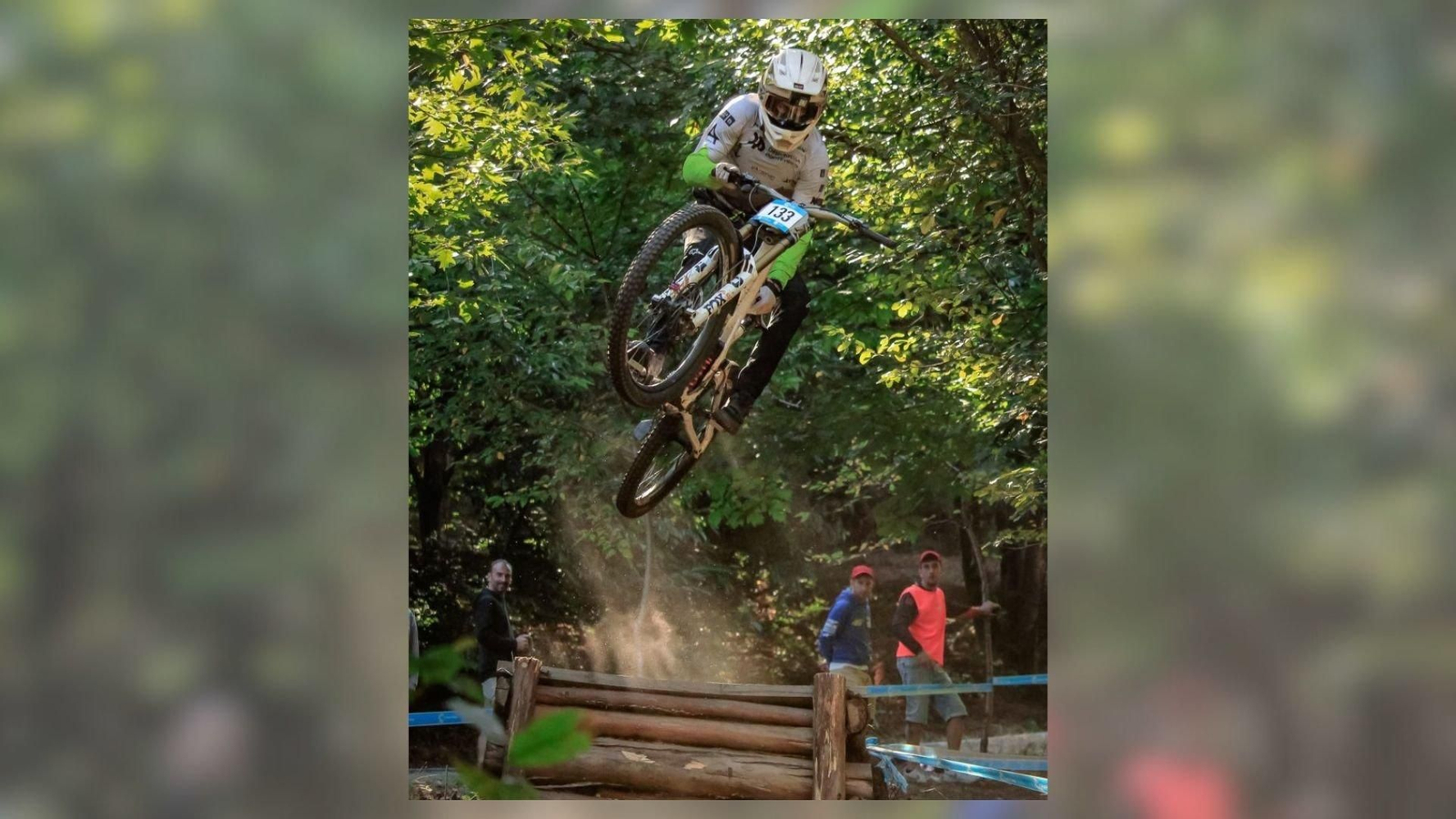 Héctor Quinteiro salta un obstáculo a lo largo de una prueba de descenso en la presente campaña.