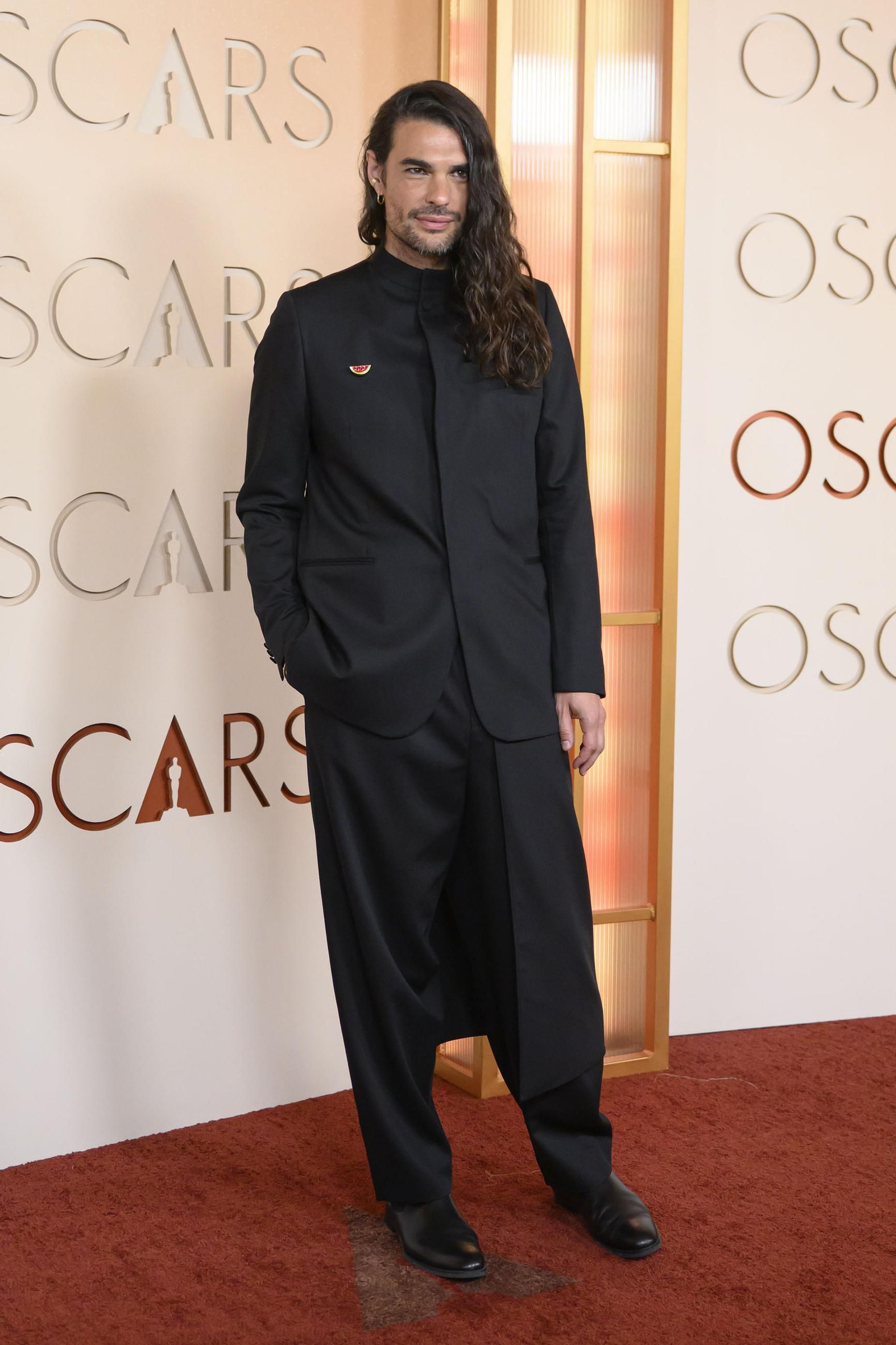 Oliver Laxe, director gallego de "Sirat" vestido de Adolfo Domínguez en los Oscar.
