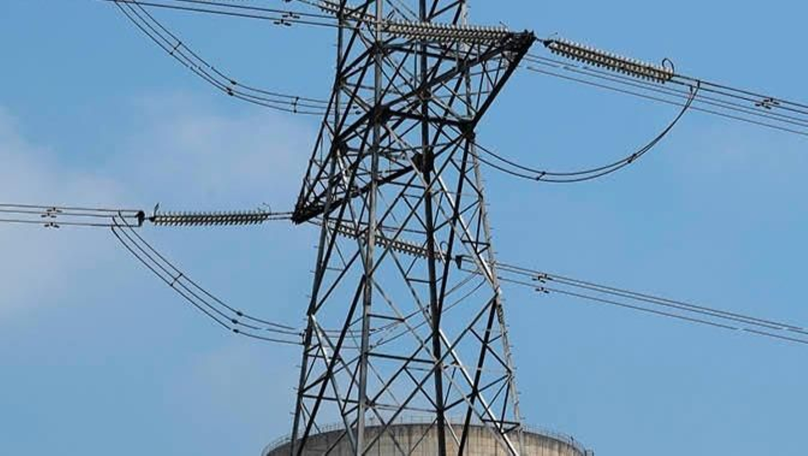 Torre de alta tensión en Soto del Ribera (Asturias).// ELOY ALONSO