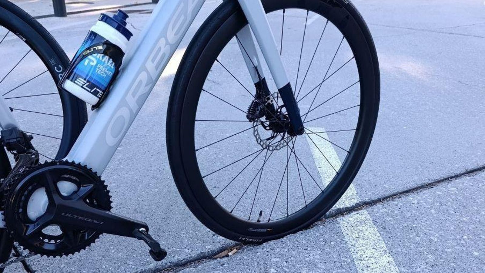 Bicicleta en zanja.