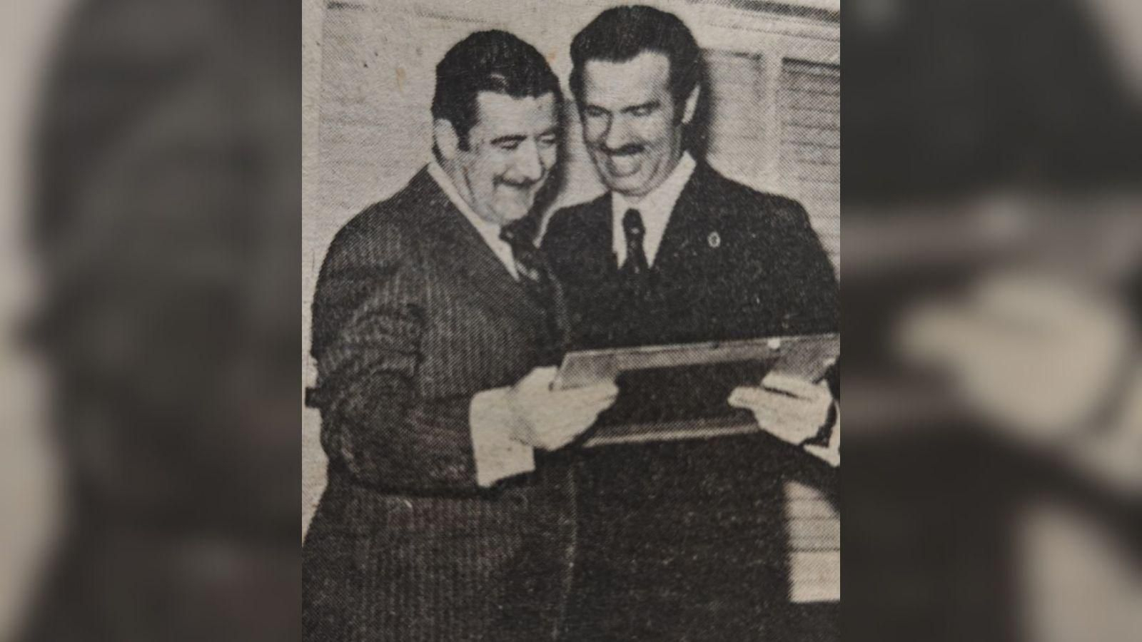 El doctor Palacios recibe la distinción de manos del doctor Conde Corbal.