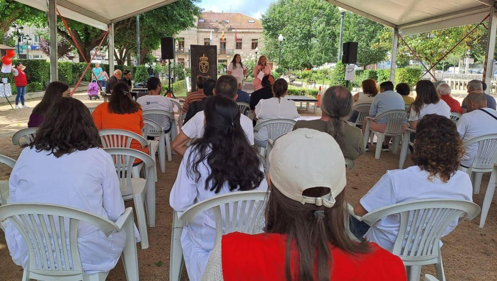 Un momento de la inauguración, ayer, de la feria en la Alameda de Castelao.