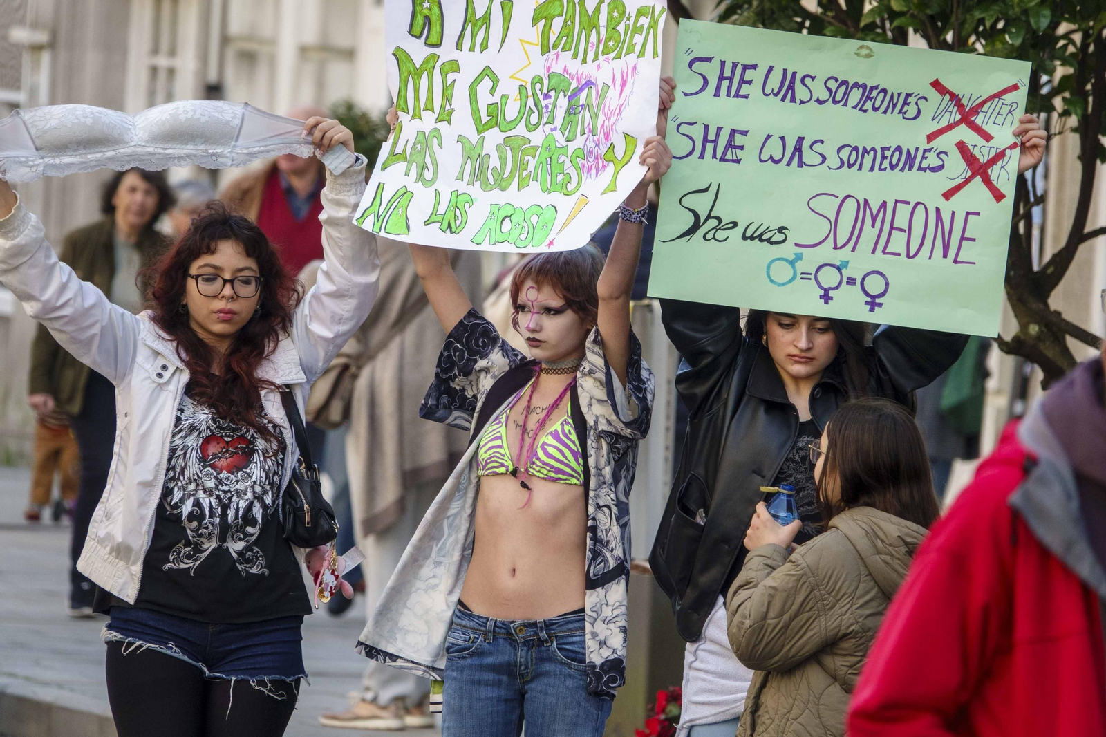 Galería | Las calles de Vigo se pintan de morado por el Día Internacional de la Mujer