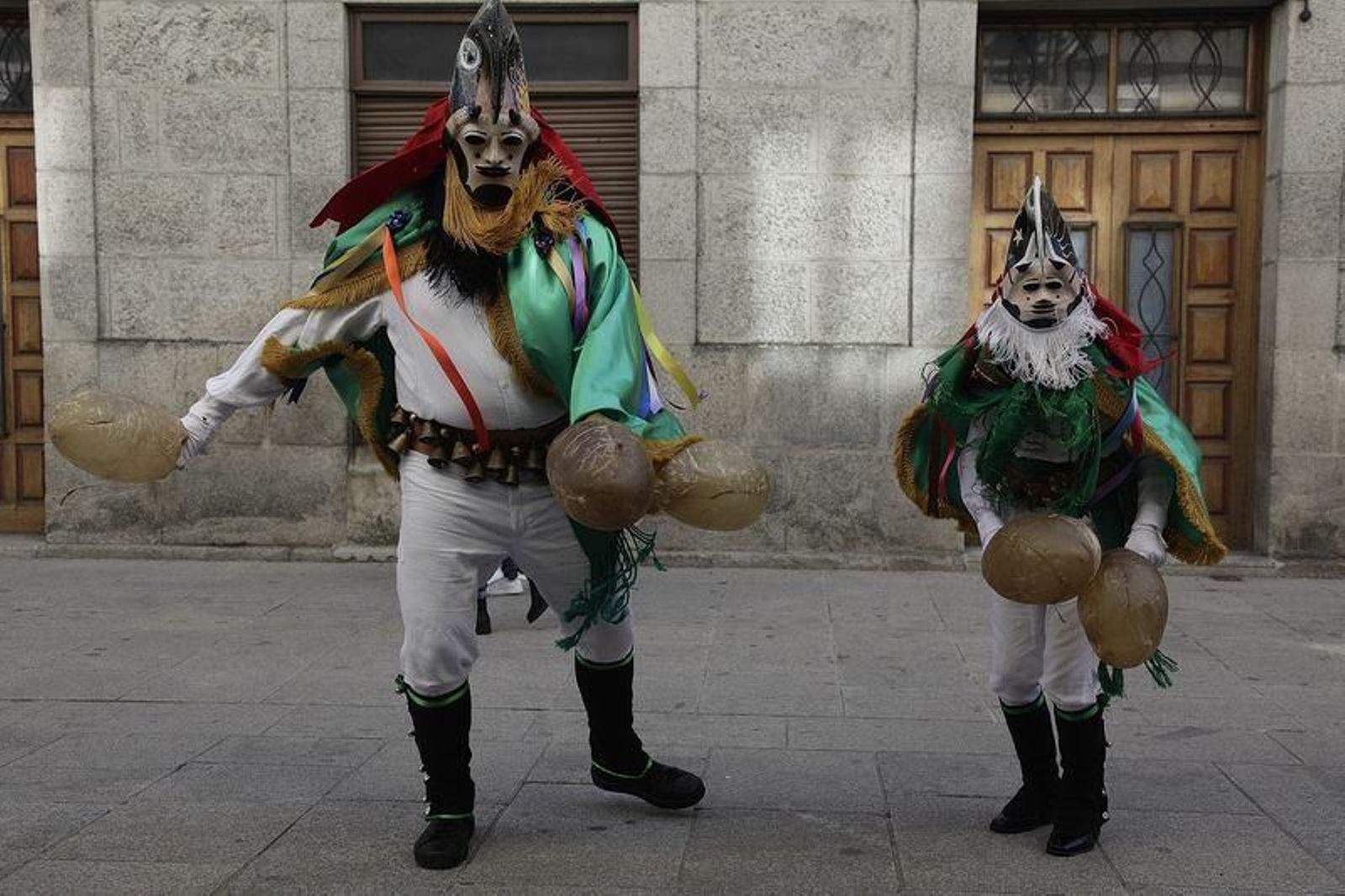 Saída das pantallas polas rúas de Xinzo // FOTO: MIGUEL ÁNGEL