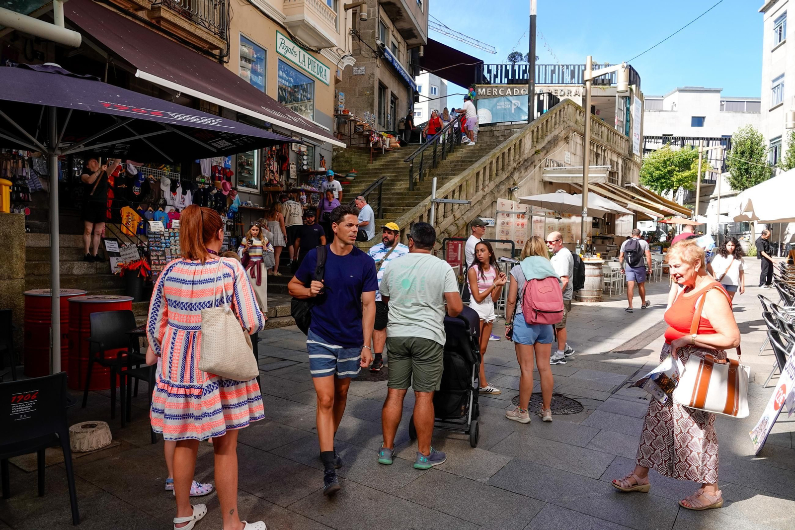 Turistas en las Ostras y A Pedra, la zona de obligado paso para los visitantes.