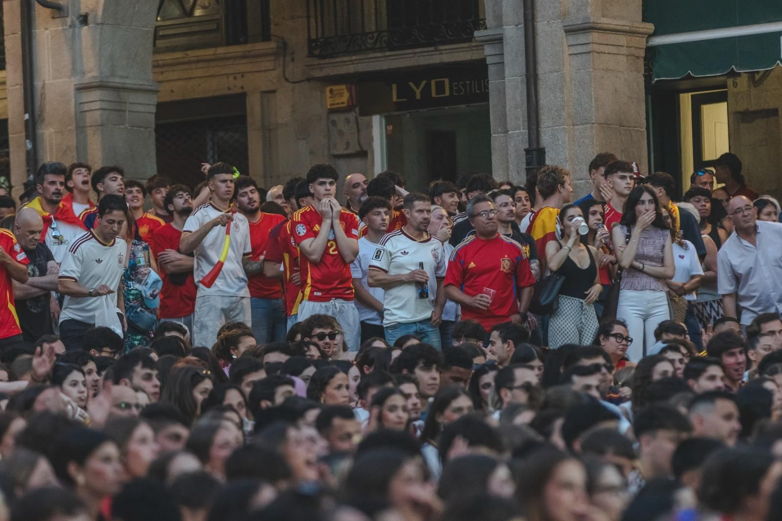 Galería | Camisetas, banderas y las calles de Ourense llenas de emoción por ver a España jugar los cuartos de final, en fotos