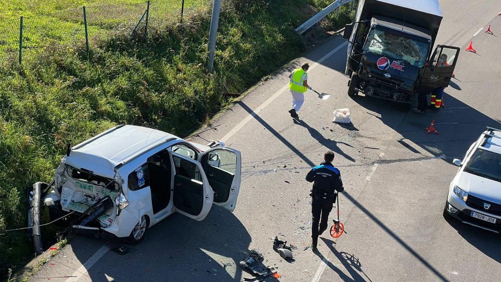 Brutal accidente entre un taxi y un camión en la avenida Arquitecto Palacios. // Alberte