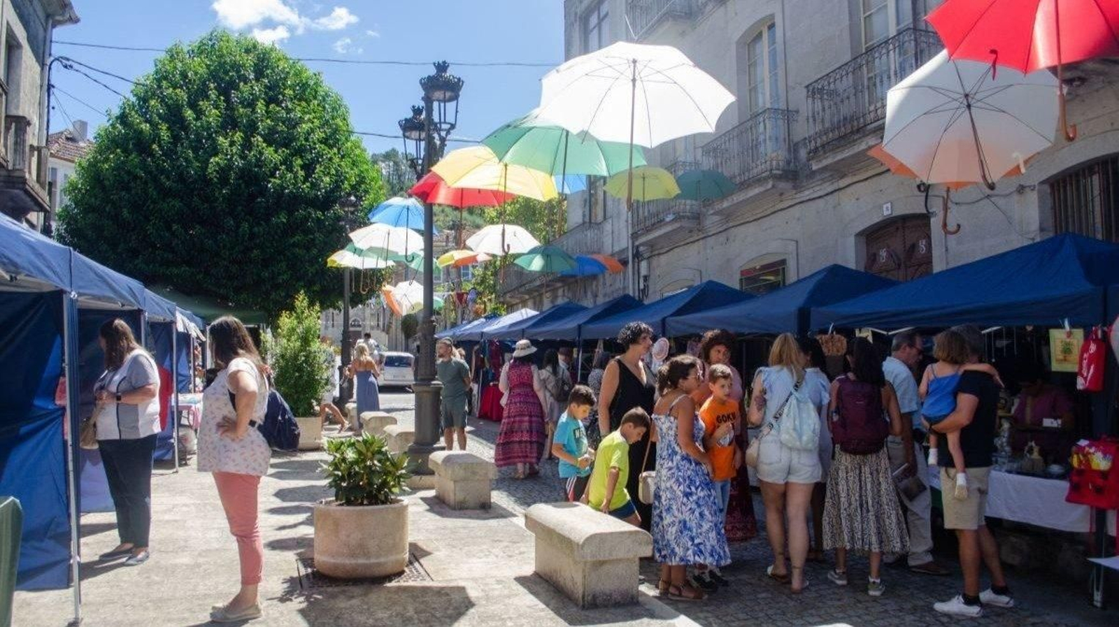 Foron moitos os veciños e visitantes que se achegaron aos postos (foto: Lucía Otero).