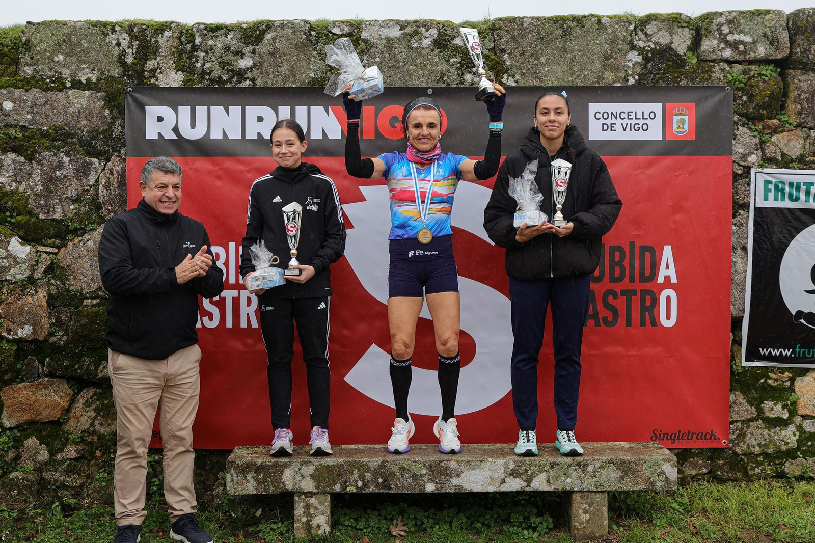 Galería | Cientos de atletas aguantan la lluvia en la Subida ao Castro