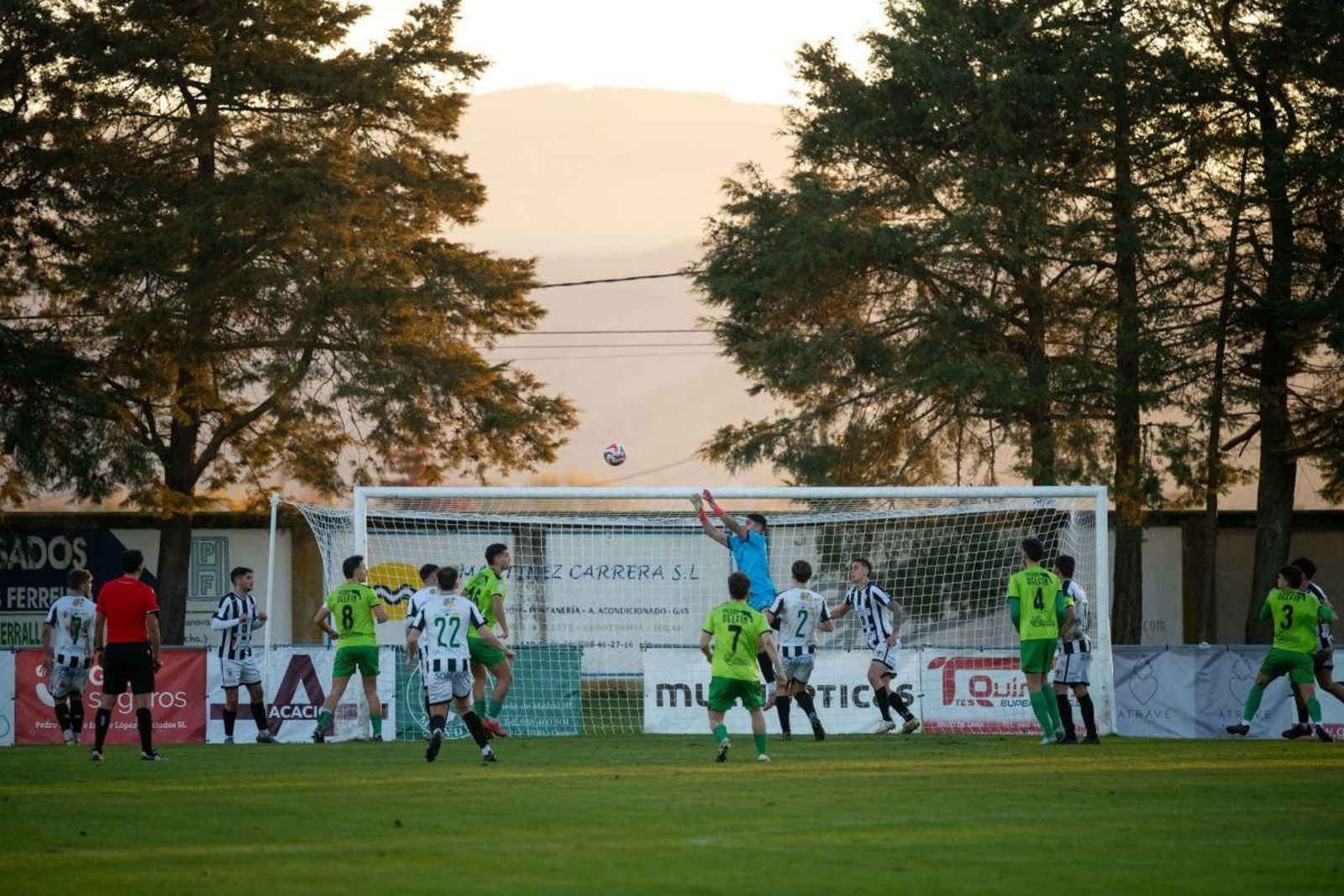 El portero del Antela, Bruno Pío, se dispone a blocar el balón en el campo   de A Moreira.
