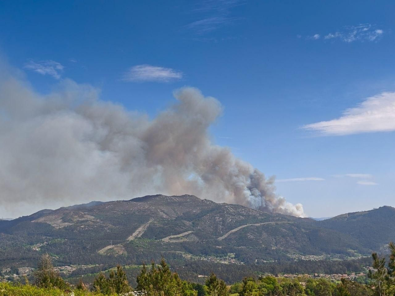 Galería | Las llamas devoran el monte Galleiro, entre Mos, Ponteareas y Pazos de Borbén