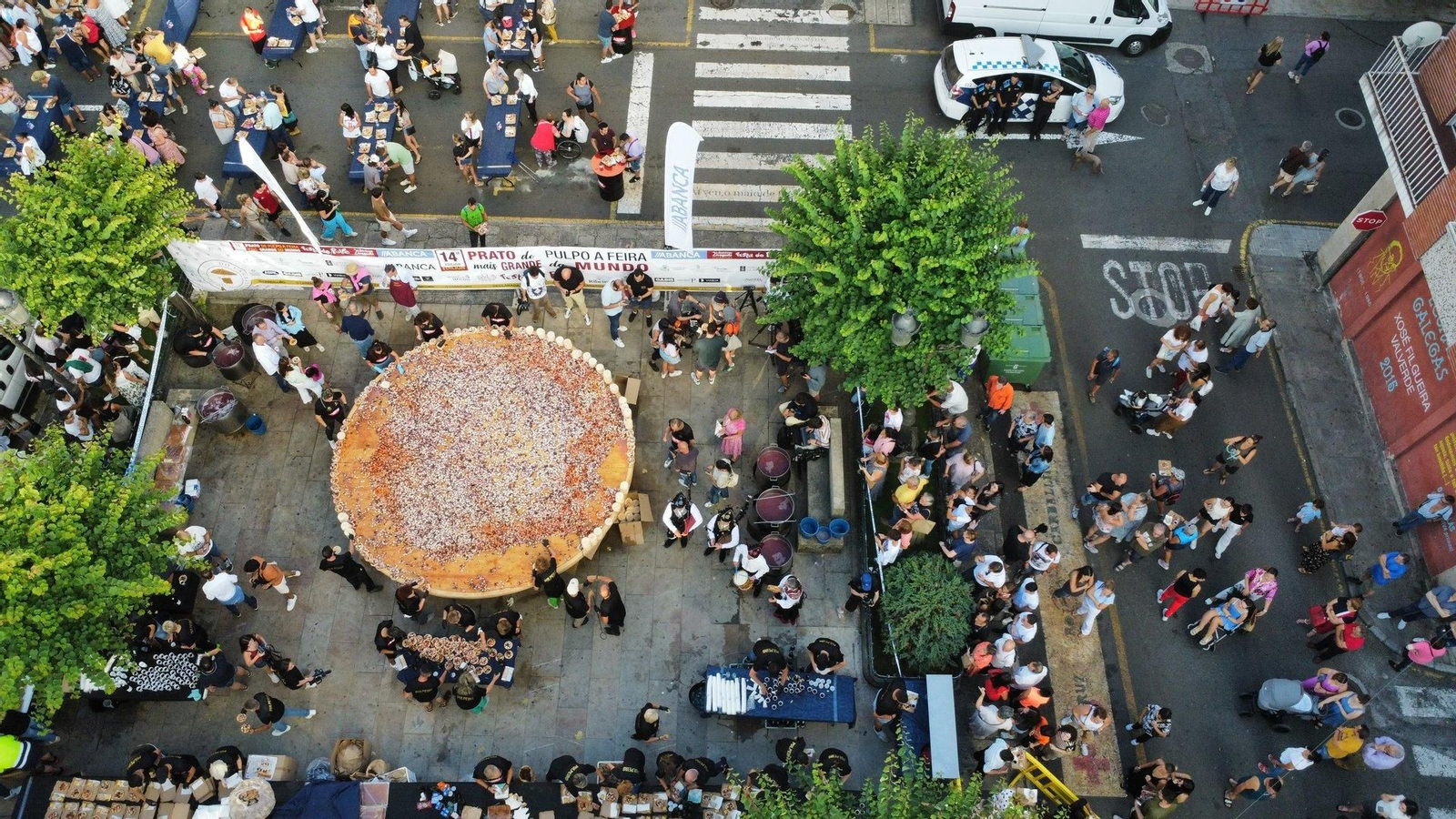 Pulpeiros con las manos en el pulpo, desde la perspectiva de un dron.