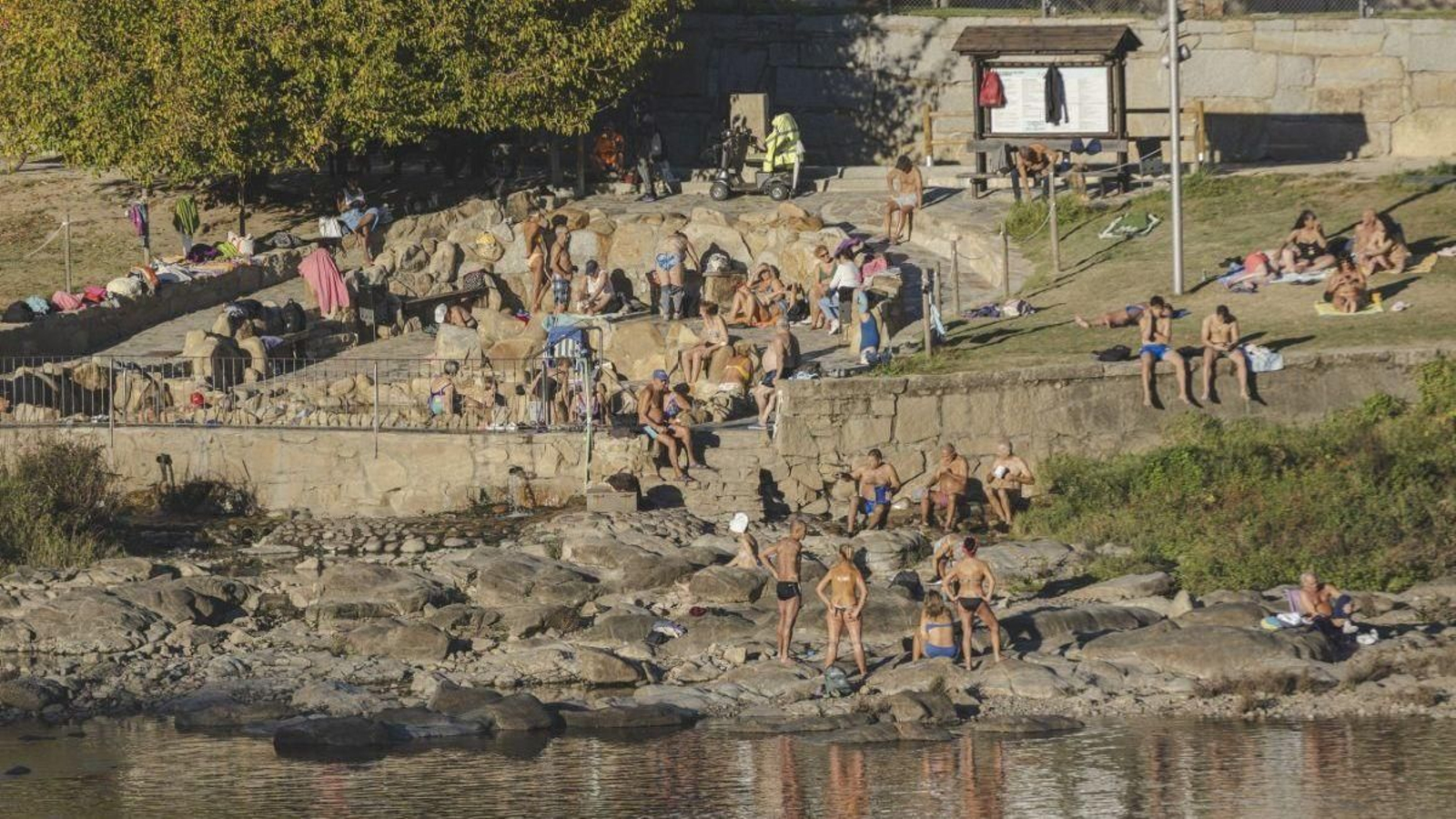 El entorno del Miño, repleto de gente a 25 de octubre.
