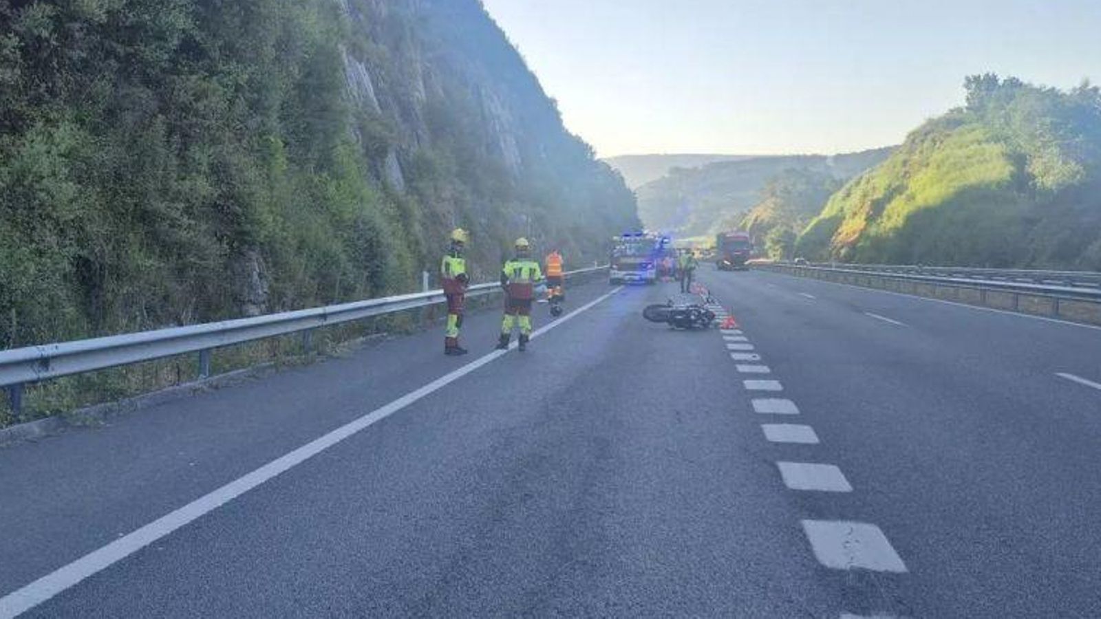 La motocicleta en la que viajaba la víctima terminó tirada en el margen derecho de la A-52.