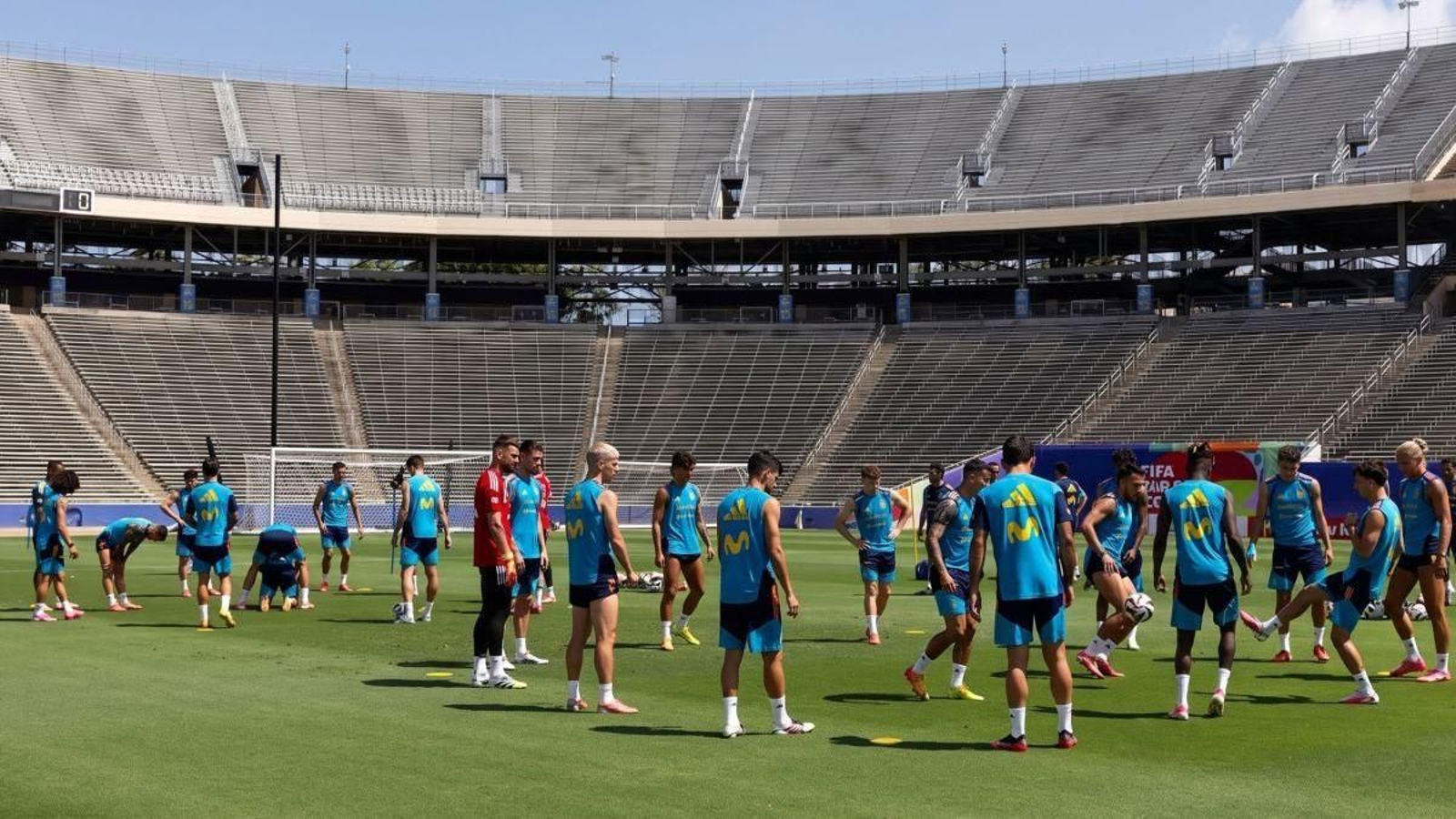 Los jugadores de la selección española se ejercitan sobre el terreno de juego antes de la semifinal contra Francia.