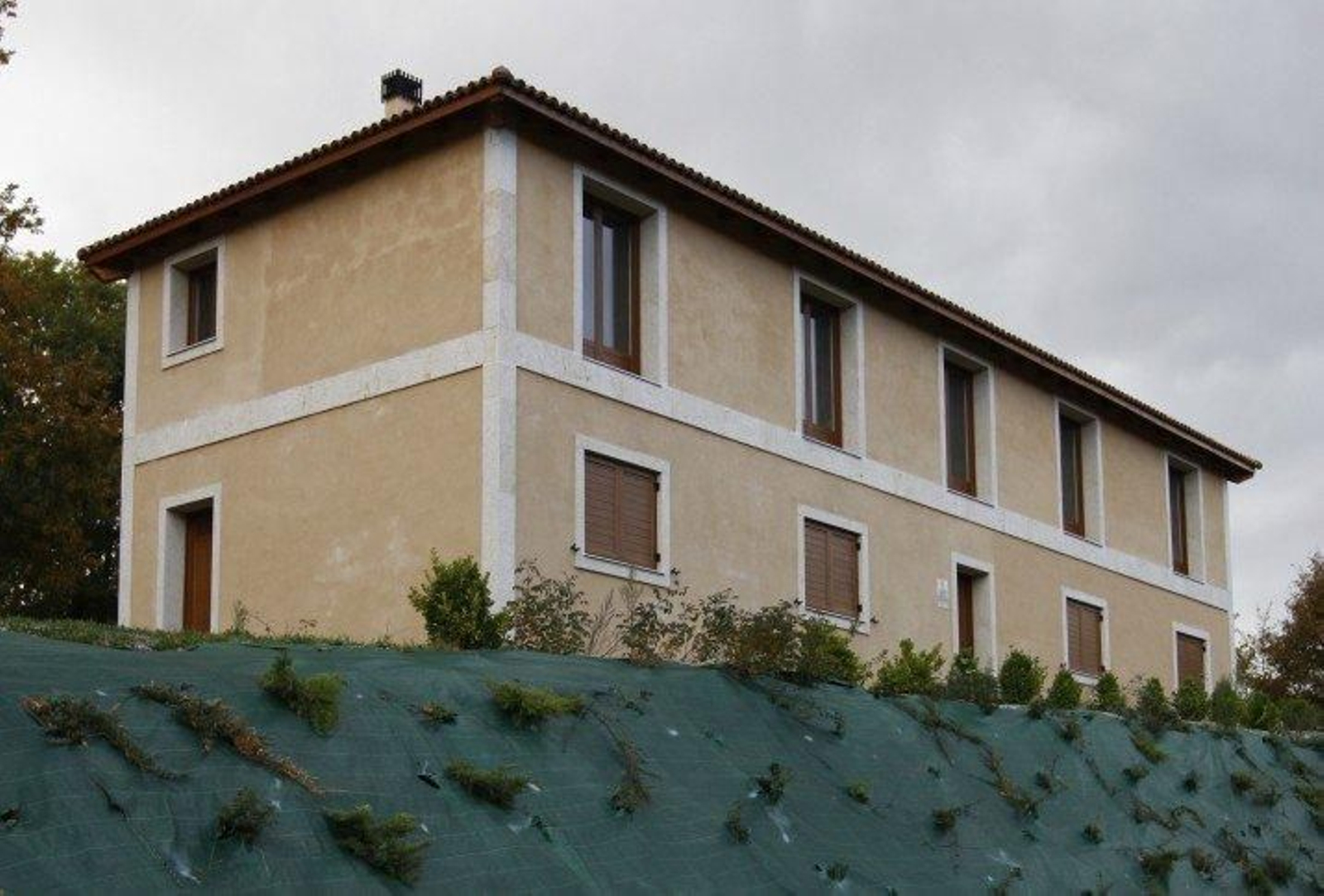 Exterior de la antigua escuela de O Baño, ubicada junto a la carretera OU-540.