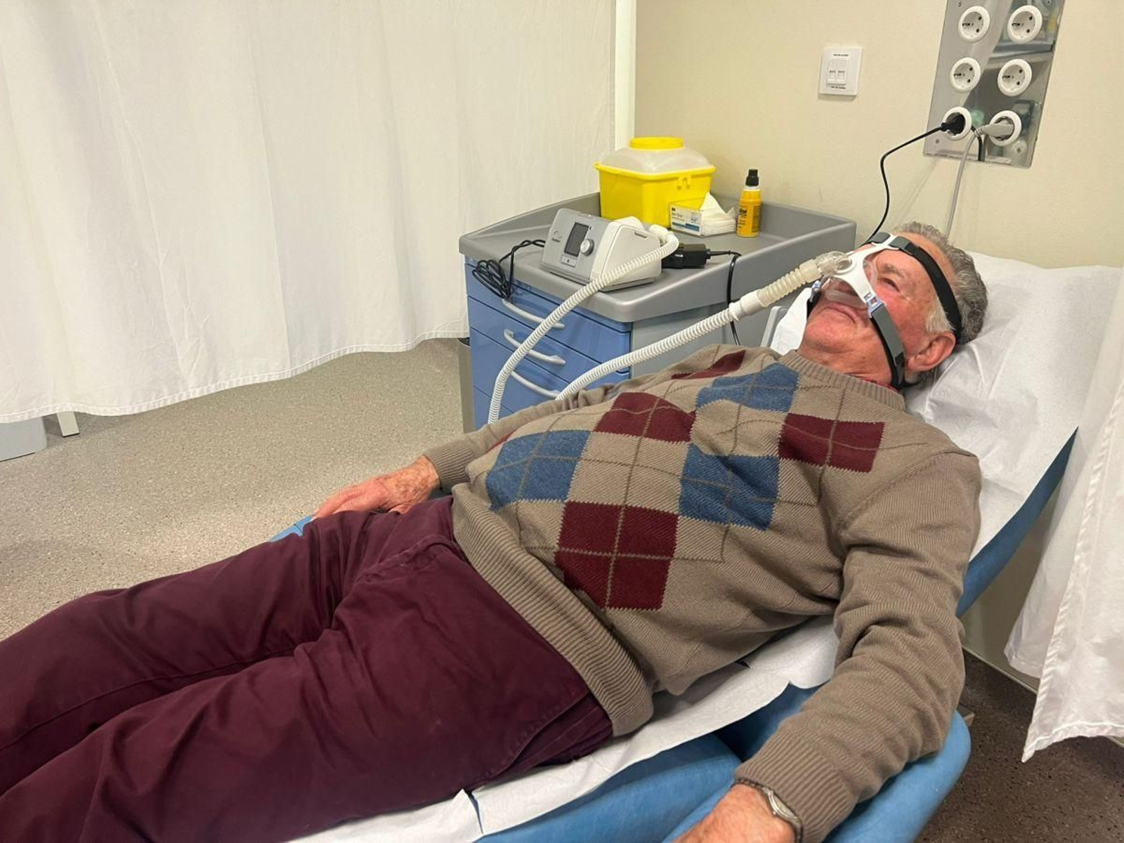 Un usuario de la CPAP (significa presión positiva continua de las vías respiratorias), en Neumología del Cunqueiro.