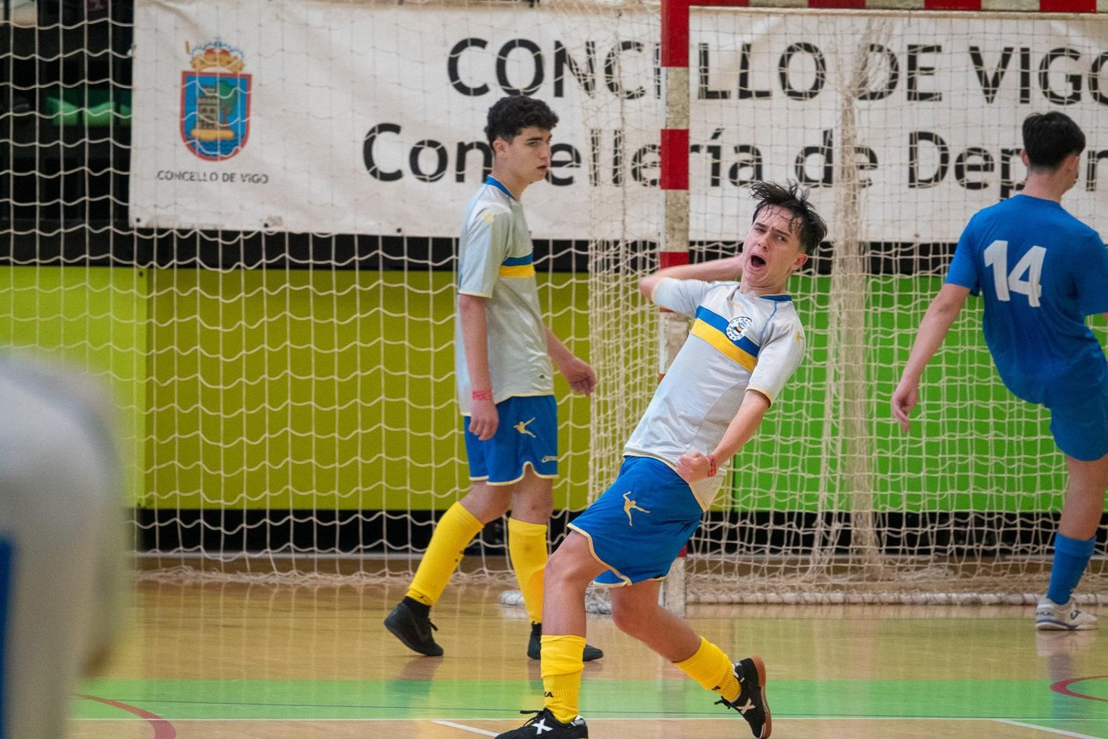 Partido de fútbol sala de la Vigo Cup en Navia.