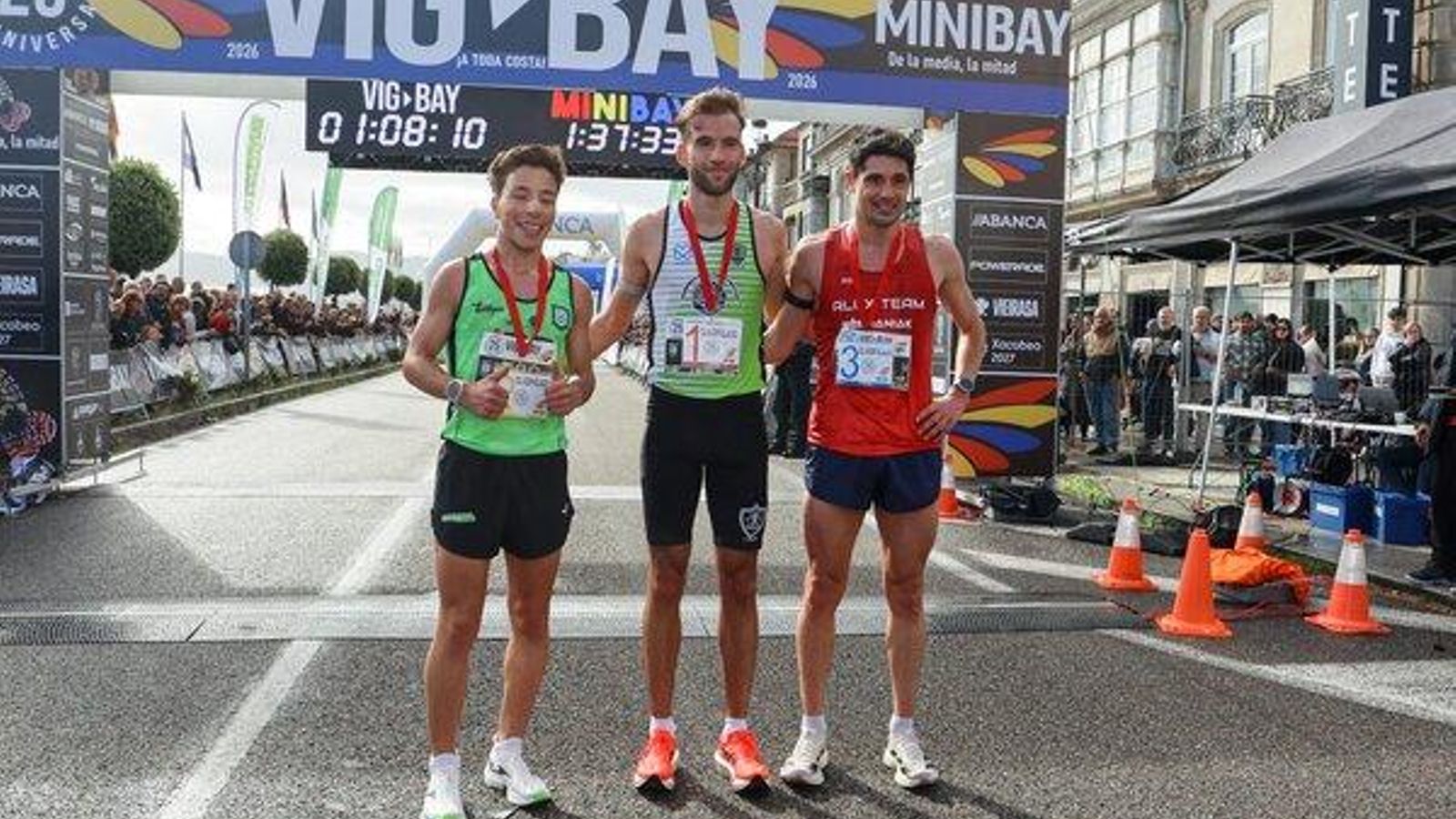 Jorge Puig acompañado por Rubén Pires y Alejandro Fernández tras la XXV Vig-Bay.