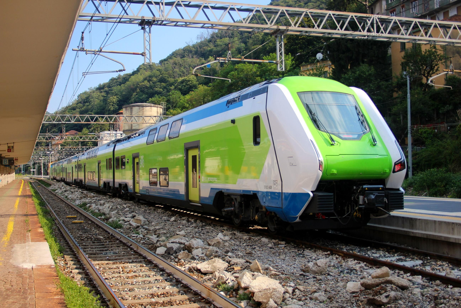 Un tren eléctrico de Trenord en la estación de Como San Giovanni, en Lombardía.