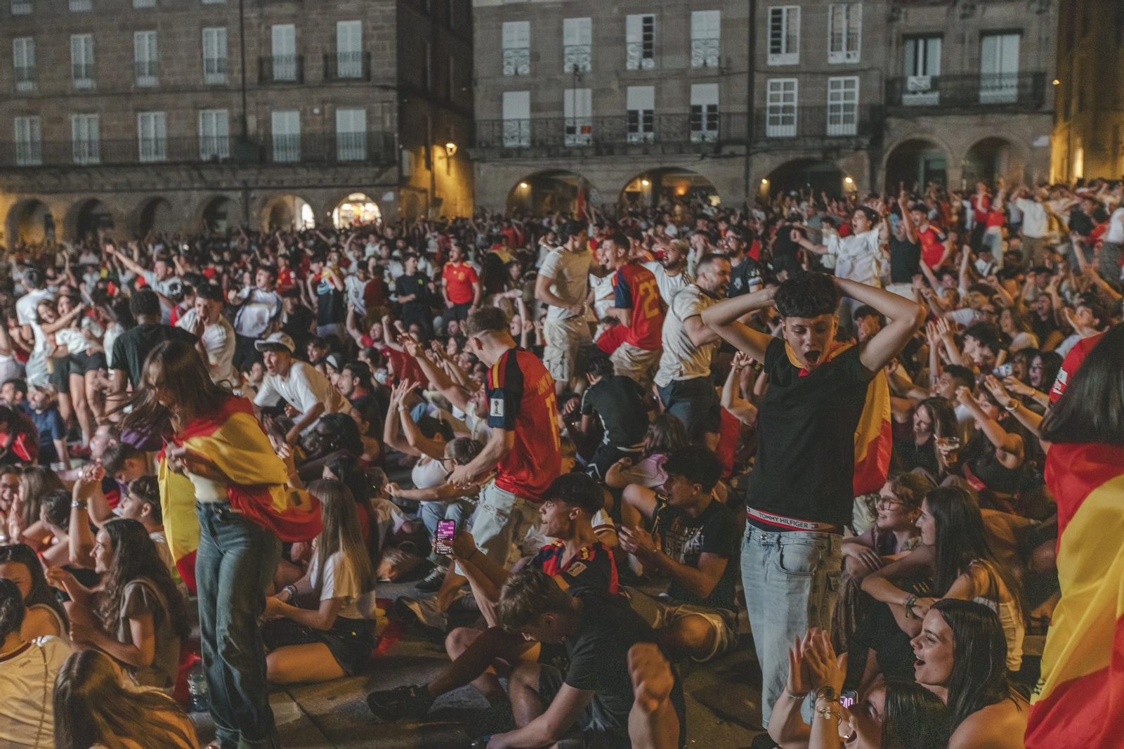 Galería | Camisetas, banderas y las calles de Ourense llenas de emoción por ver a España jugar los cuartos de final, en fotos