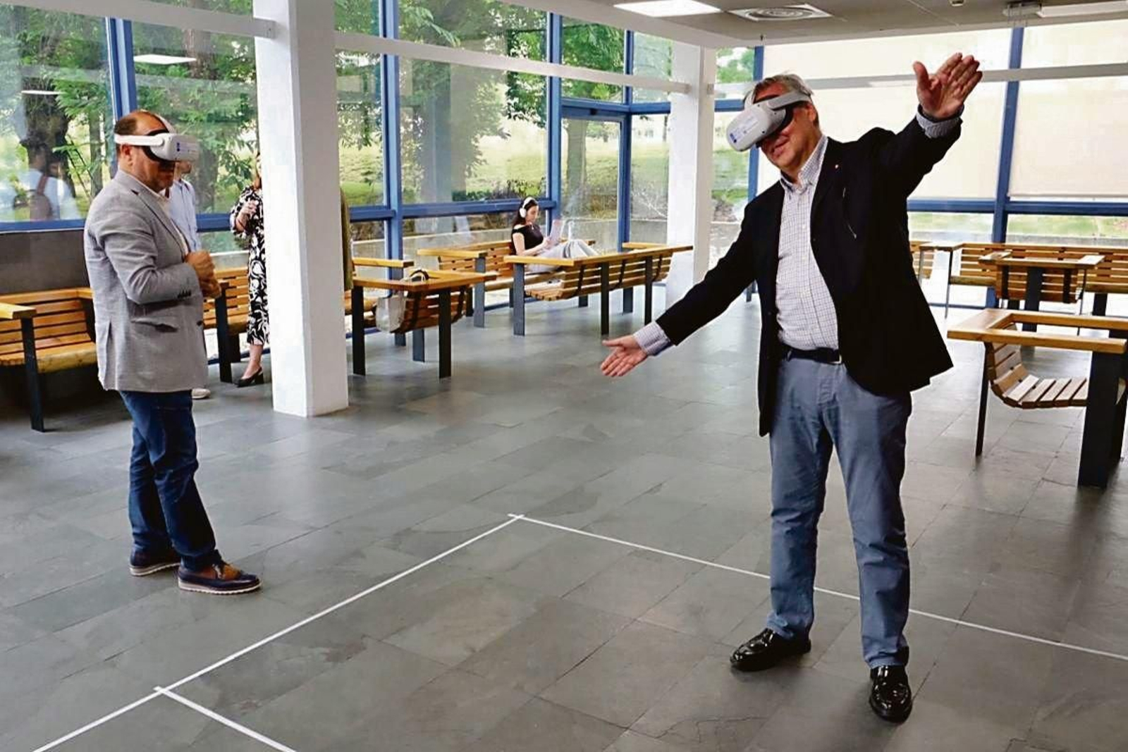 El conselleiro, en el expositor de Sanidade Mediaverso, junto al rector de la USC, Antonio López.