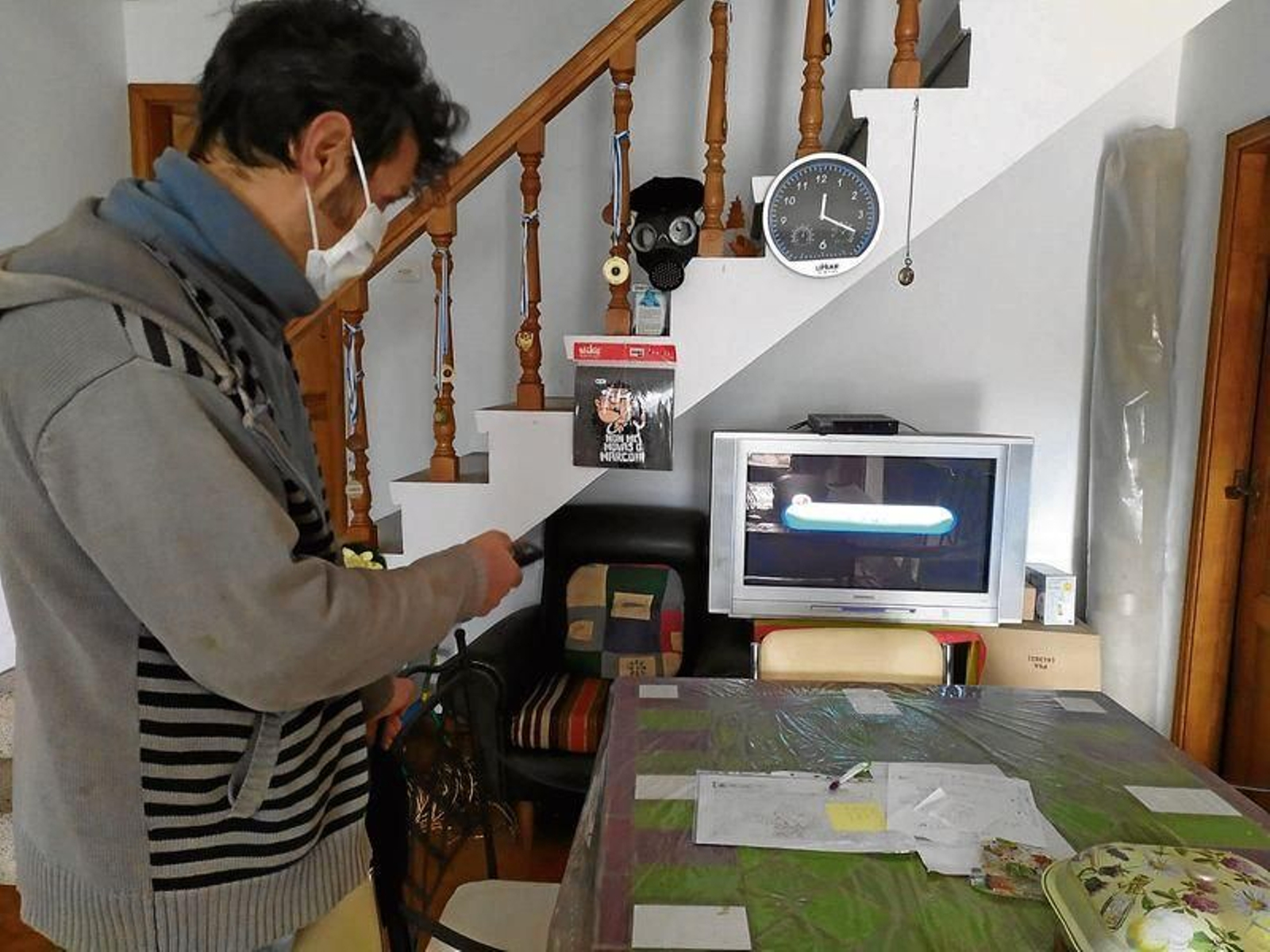 Uno de los vecinos, Suso Martínez, comprueba la falta de señal en su vivienda de Pazos.