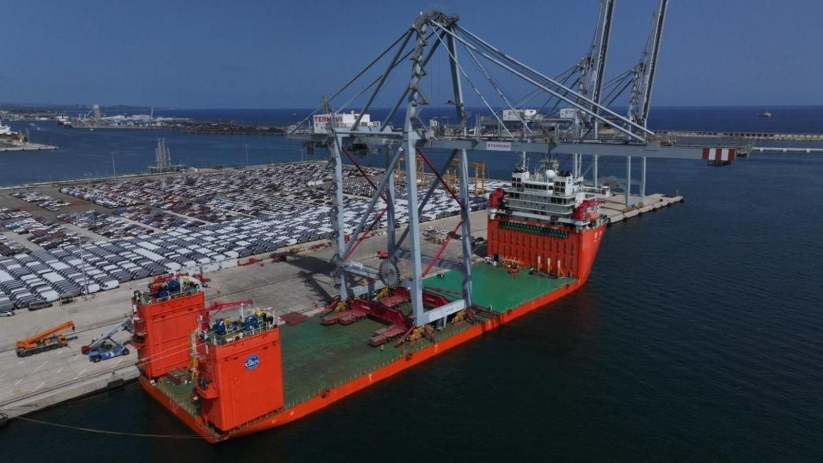 La altura de la grúa con la pluma levantada es de 140 metros, más alta que la Cidade da Xustiza.
