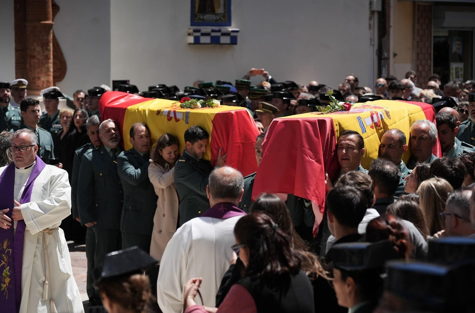 Los féretros de los dos agentes fallecidos en el funeral celebrado en la Parroquia de la Purísima Concepción en Huelva.