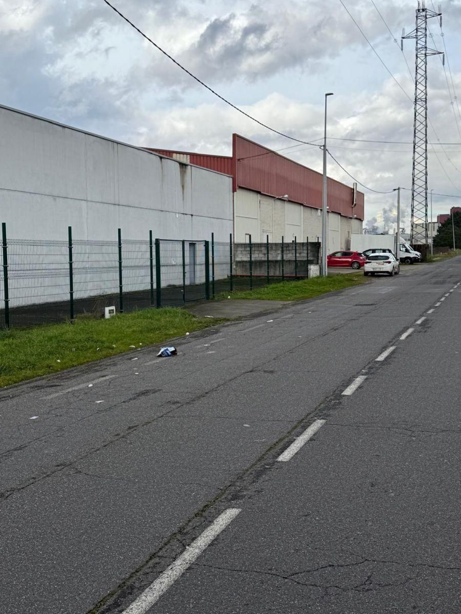 Inexistente servicio de recogida de basura en el polígono de San Cibrao