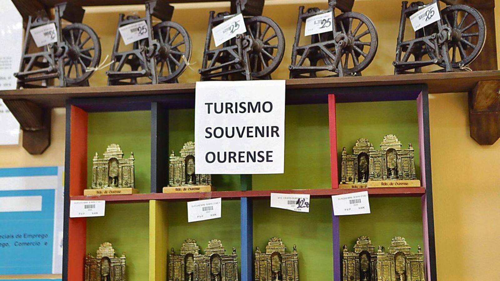 El afilador y las fuentes de As Burgas son dos de las figuras que realizan en los talleres de Aixiña y venden en la Plaza Mayor.