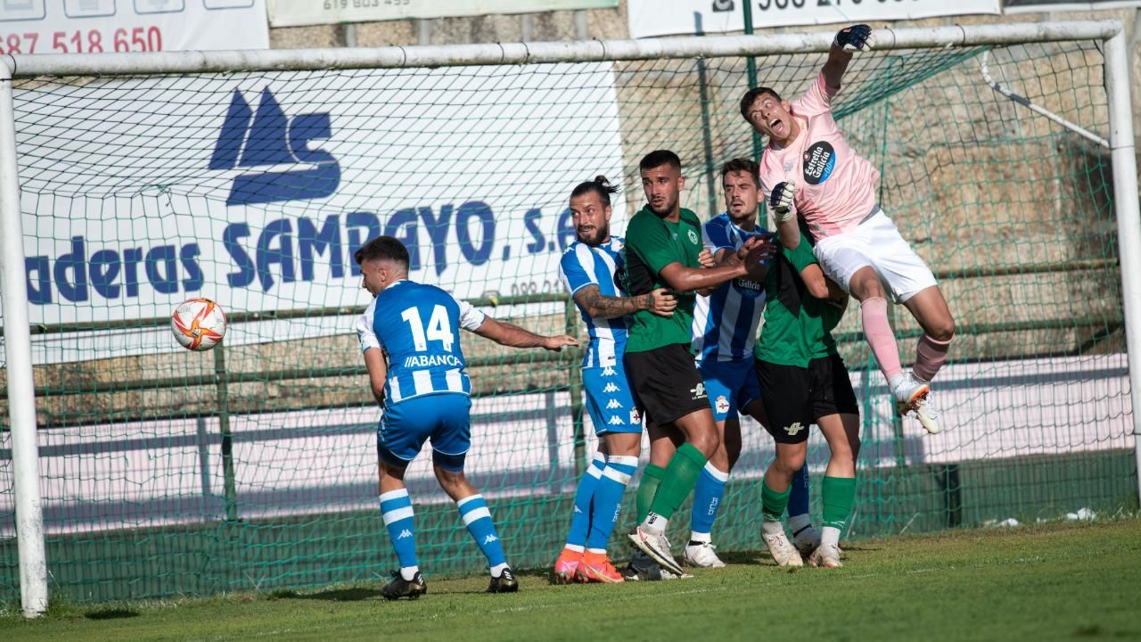 Un instante del partido entre el Arenteiro y el Deportivo. FOTO: ÓSCAR PINAL