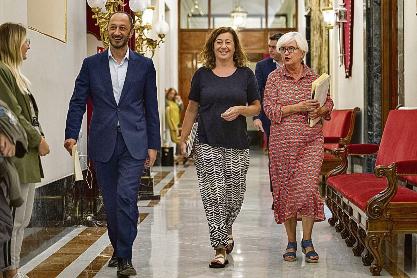 La presidenta del Congreso, Francina Armengol (centro), a su llegada a la reunión de ayer.