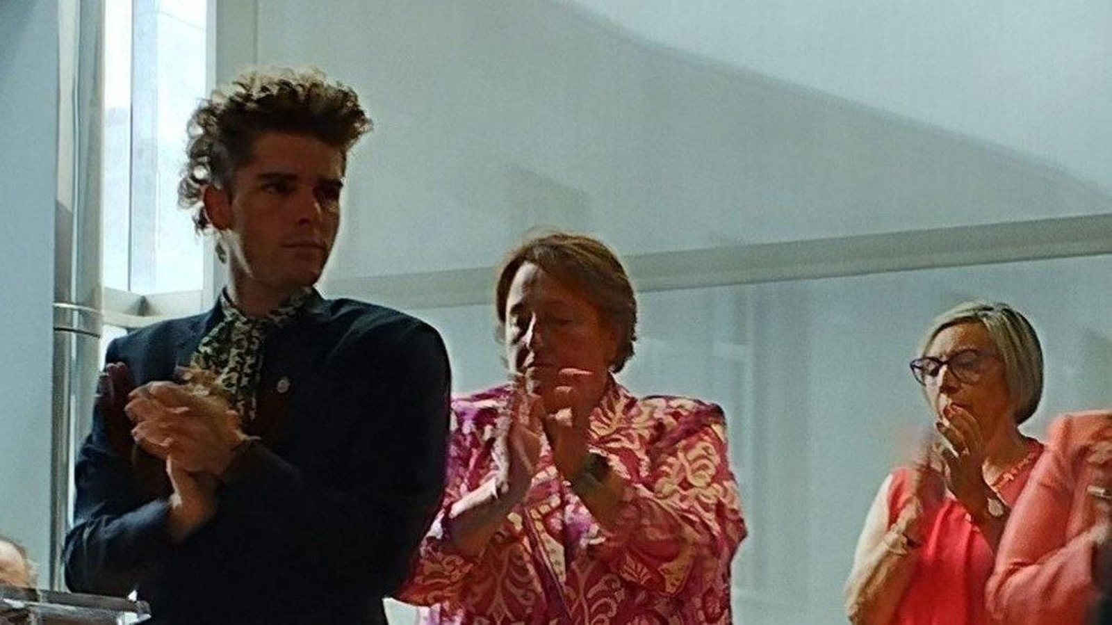 Nöel Malvido, en primer plano, y la concelleira de Cultura en la última fila de la bancada.