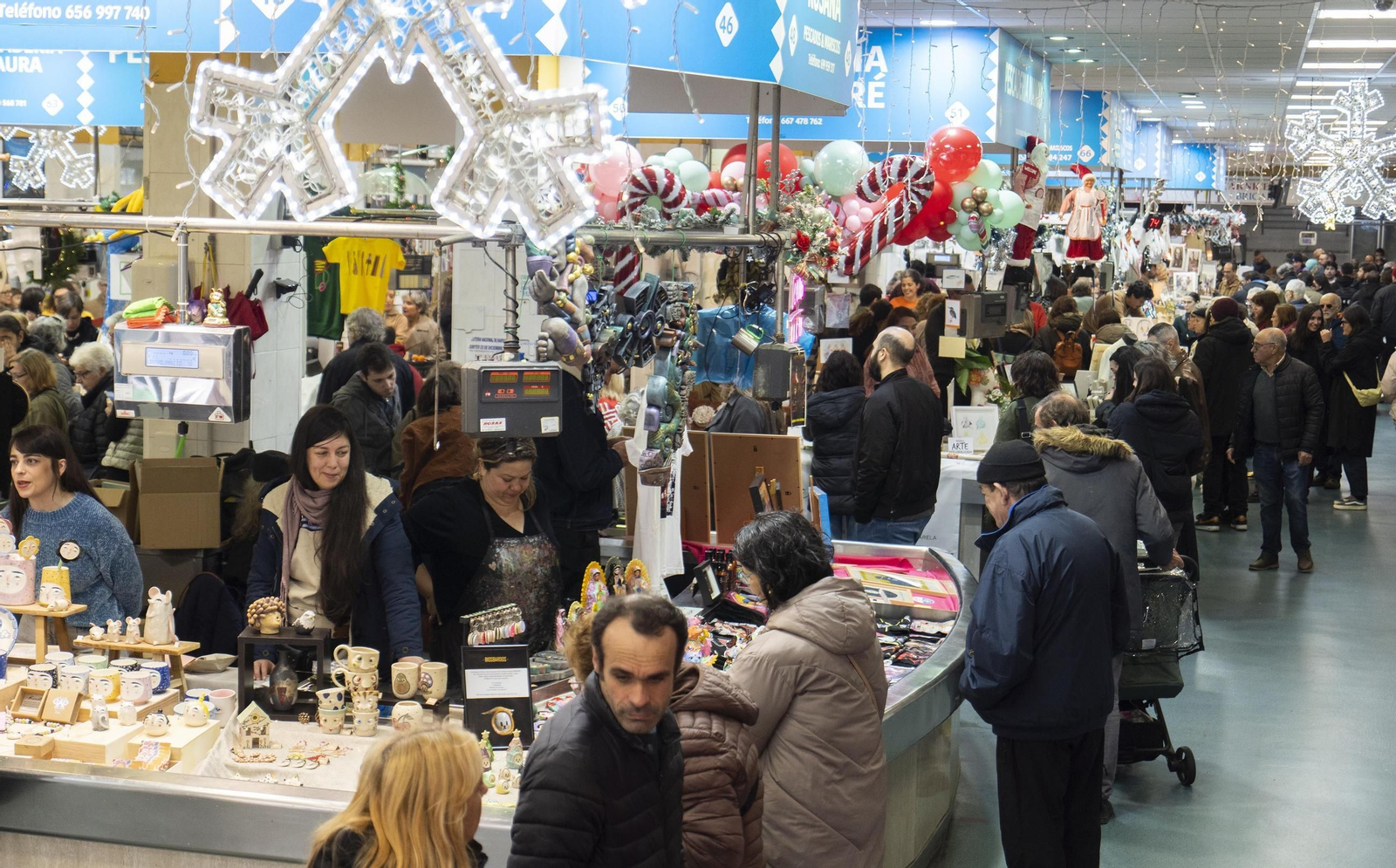 Desde su apertura a primera hora de la mañana, el mercado de O Calvario estuvo de bote en bote gracias a esta iniciativa.