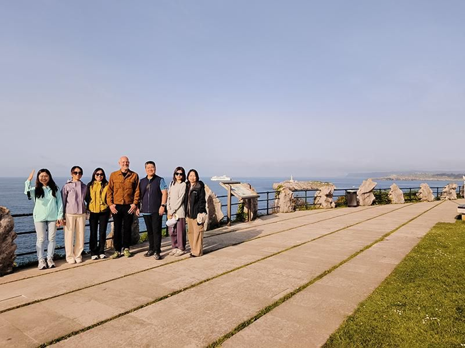 Los turoperadores y agentes de viajes chinos durante su visita a Santander acompañados por un técnico de promoción de Cantur