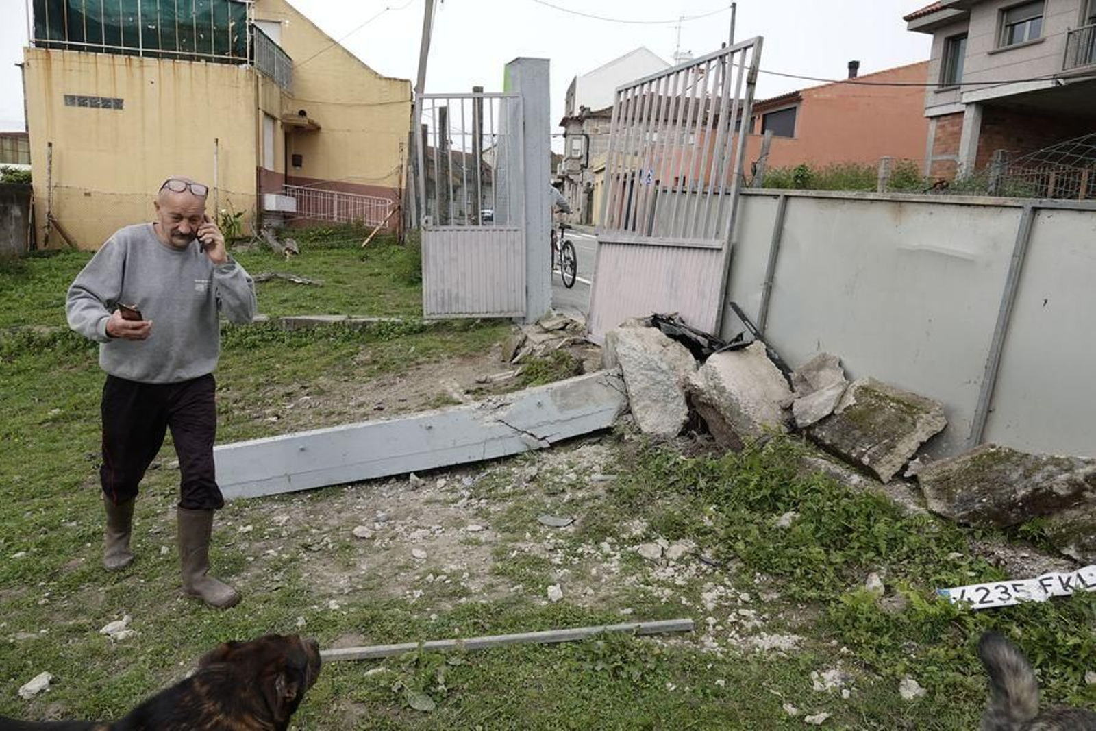Alejandro revisaba ayer los daños ocasionados en su finca tras el accidente.
