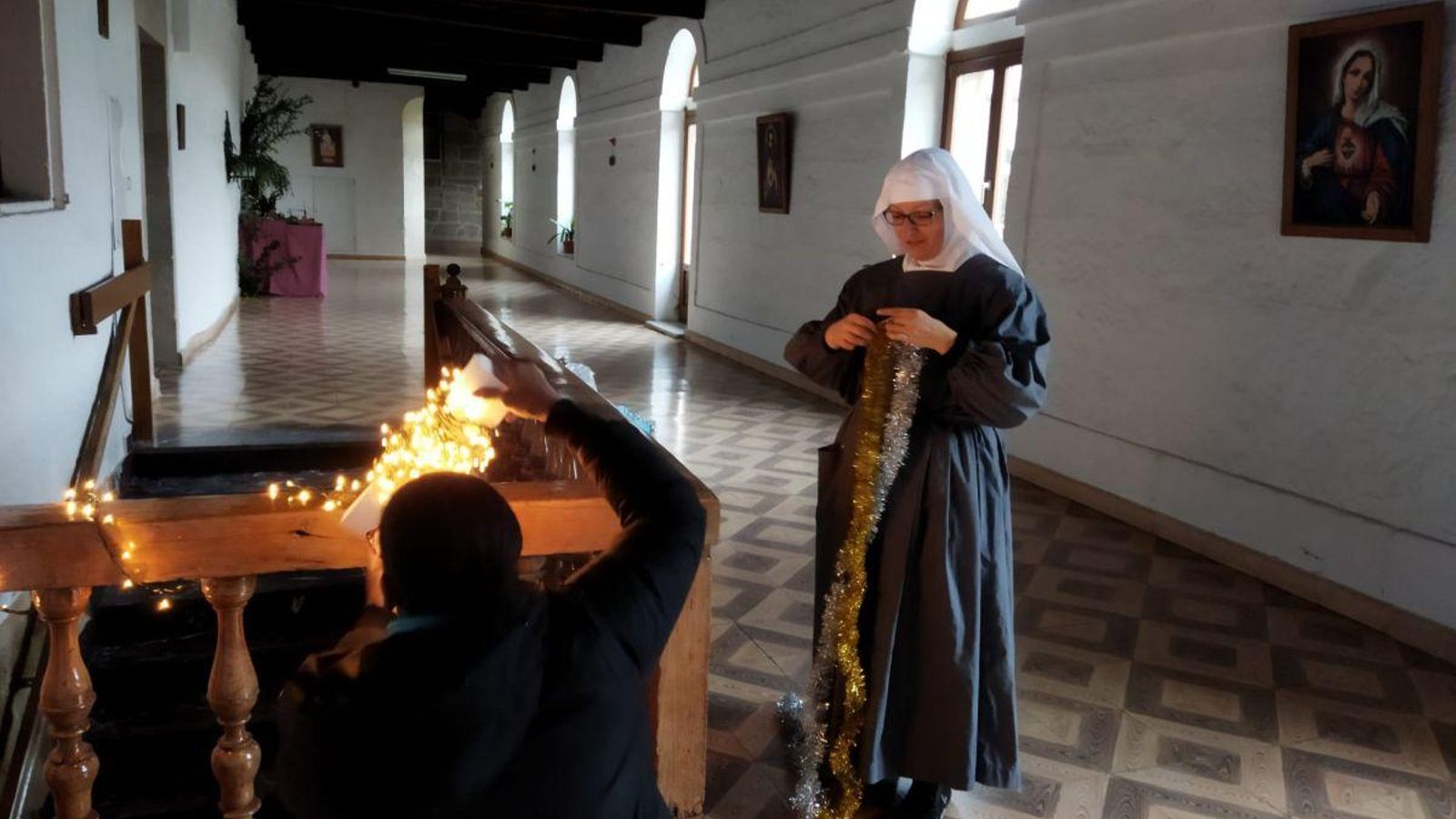 Decorando espacios del monasterio.